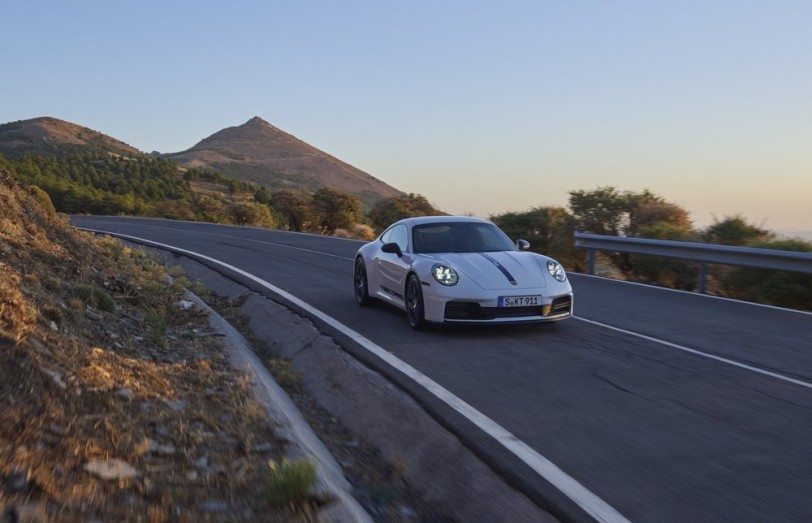 保留六速手排變速箱、比 Carrera 輕 42 公斤!Porsche 911 Carrera T 售價 777 萬起正式亮相!