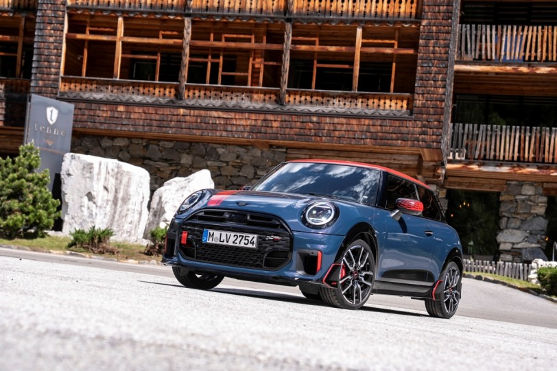 MINI John Cooper Works專用Genuine Accessories配件讓其增添更多賽車氛圍