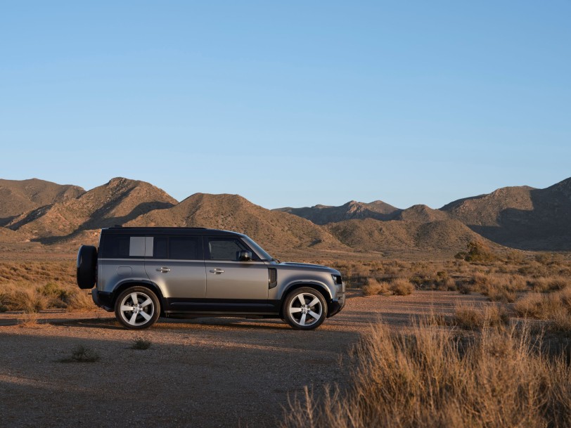 JLR 全車系 9 月份限時推出 5 年安心禮遇購車優惠，5 年 0 利率分期財務方案輕鬆入主，再享升級 5 年原廠保固與 5 年原廠保養服務