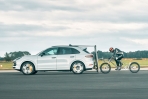 Porsche Cayenne Turbo助自行車手飆速149mph,成就另類金氏世界紀錄!