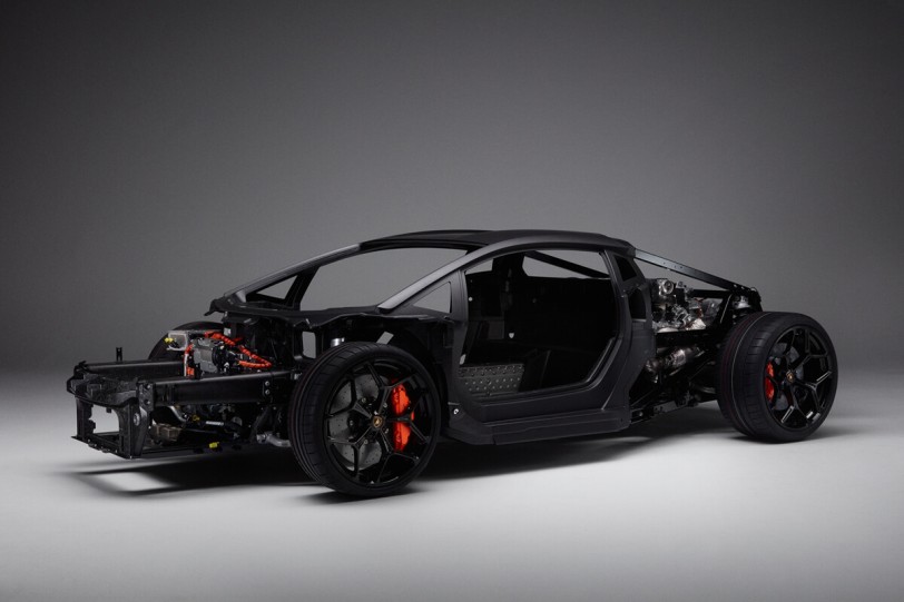 Lamborghini LB744展現輕盈的力量,超跑領域首次採用碳纖維前車架!