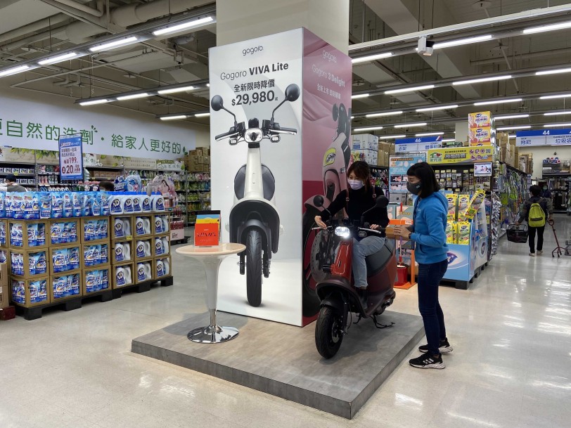 疫外熱賣 Gogoro 鎖售通路多管齊下 連鎖量販店通路訂單快速成長 線上賞車流量爆增五成