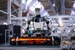 Mercedes-Benz 開創數位生產新藍圖 以 AI 科技和人形機器人革新汽車生產,邁向智慧製造新時代
