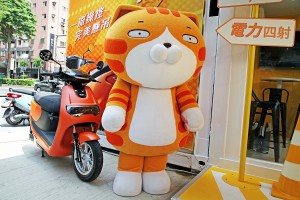 eMOVING iE125 首周銷售告捷,首站消費者體驗場與白爛貓聯手於桃園G10市集現身!
