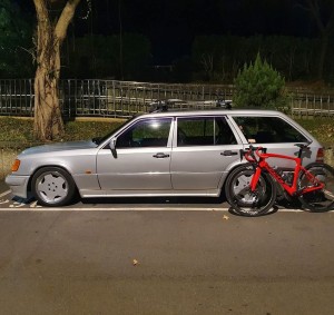 非常適合熊大店長之永佳單車店的Mercedes-Benz S124 300TE