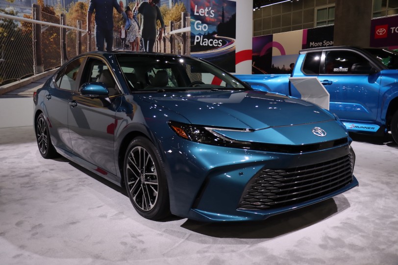 汽油 2.0/油電 2.5 雙動力編成，Toyota CAMRY 第九代 99.9 萬起開啟預接單、7/4 發表！