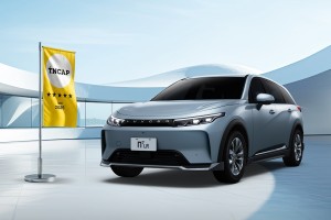 3月入主LUXGEN全車系贈乙式車體險 n⁷再享最高100萬0利率 試乘再送限量n⁷ 1:43合金模型車