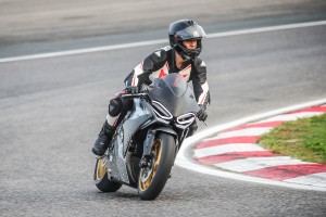 KYMCO 挺進捷克布拉格新能源電動車展 E-SALON，首曝SuperNEX電動重機超跑賽道驗證測試 積極邁向量產之路