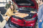 前行李箱塞下1000隻雞翅!Ford電動休旅Mustang Mach-E化身派對製造機