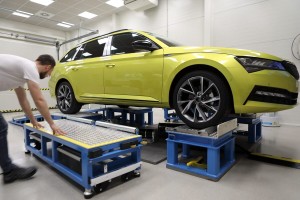 搖晃它並且聆聽，Skoda隔音工程的前置作業