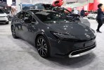 2022 洛杉磯車展現場直擊:超流線車體構成、全新油電系統加持,第五代 Toyota Prius/Prius Prime 實拍!