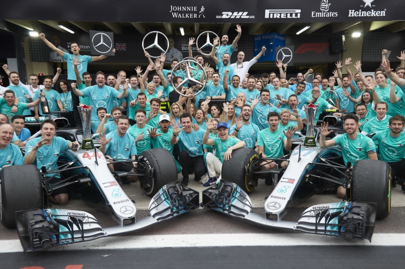 Lewis Hamilton年度十冠落袋,助銀箭車隊提前封王勇奪五連霸!