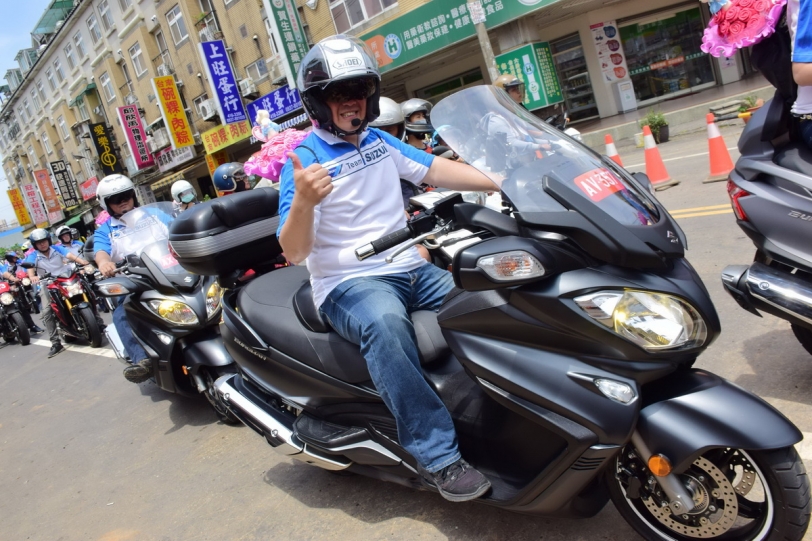 熱血SUZUKI重機騎士,快遞母親節花束傳遞愛