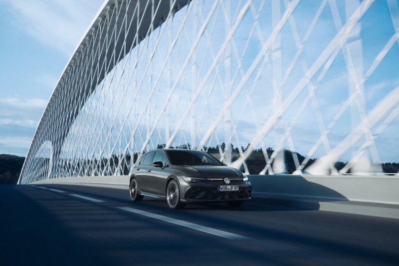 Volkswagen Golf R夜幕疾行版197.8萬元起限量上市！前所未有優雅姿態與凌厲動能底蘊馳騁交錯 激盪純然賽道駕馭