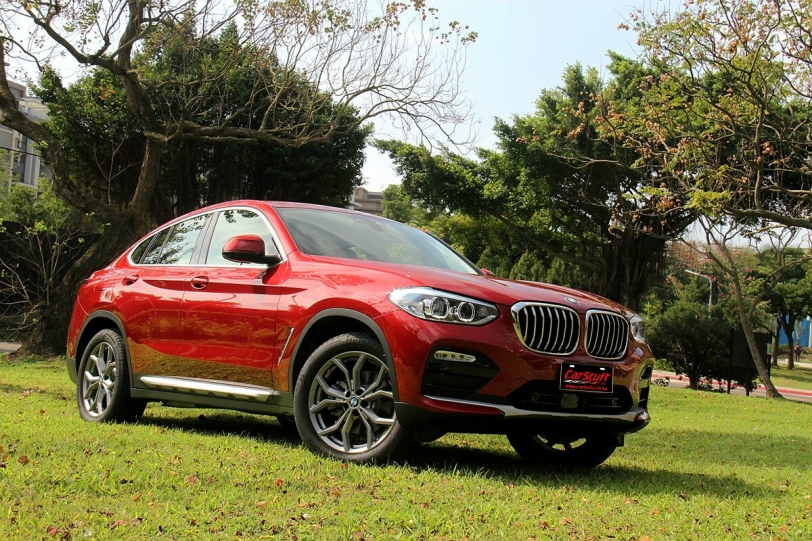 BMW X4 xDrive20i的運動性格不因入門而「入門」!