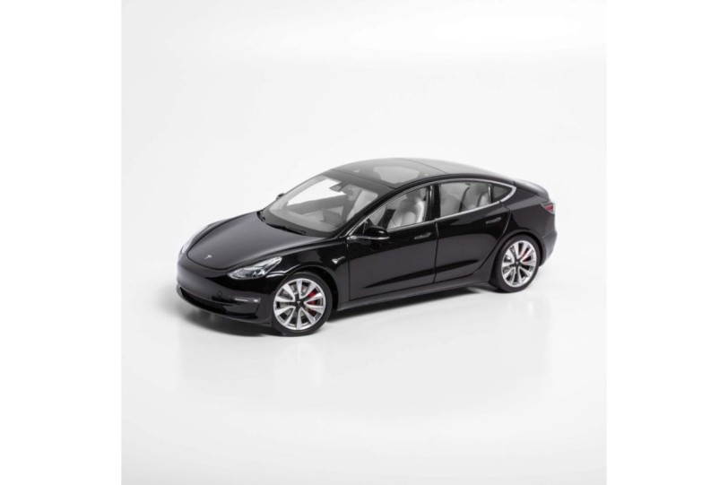 TESLA 壁掛式充電座面板新色上市、限量1/18、1/24 原廠模型等精品同步上線！